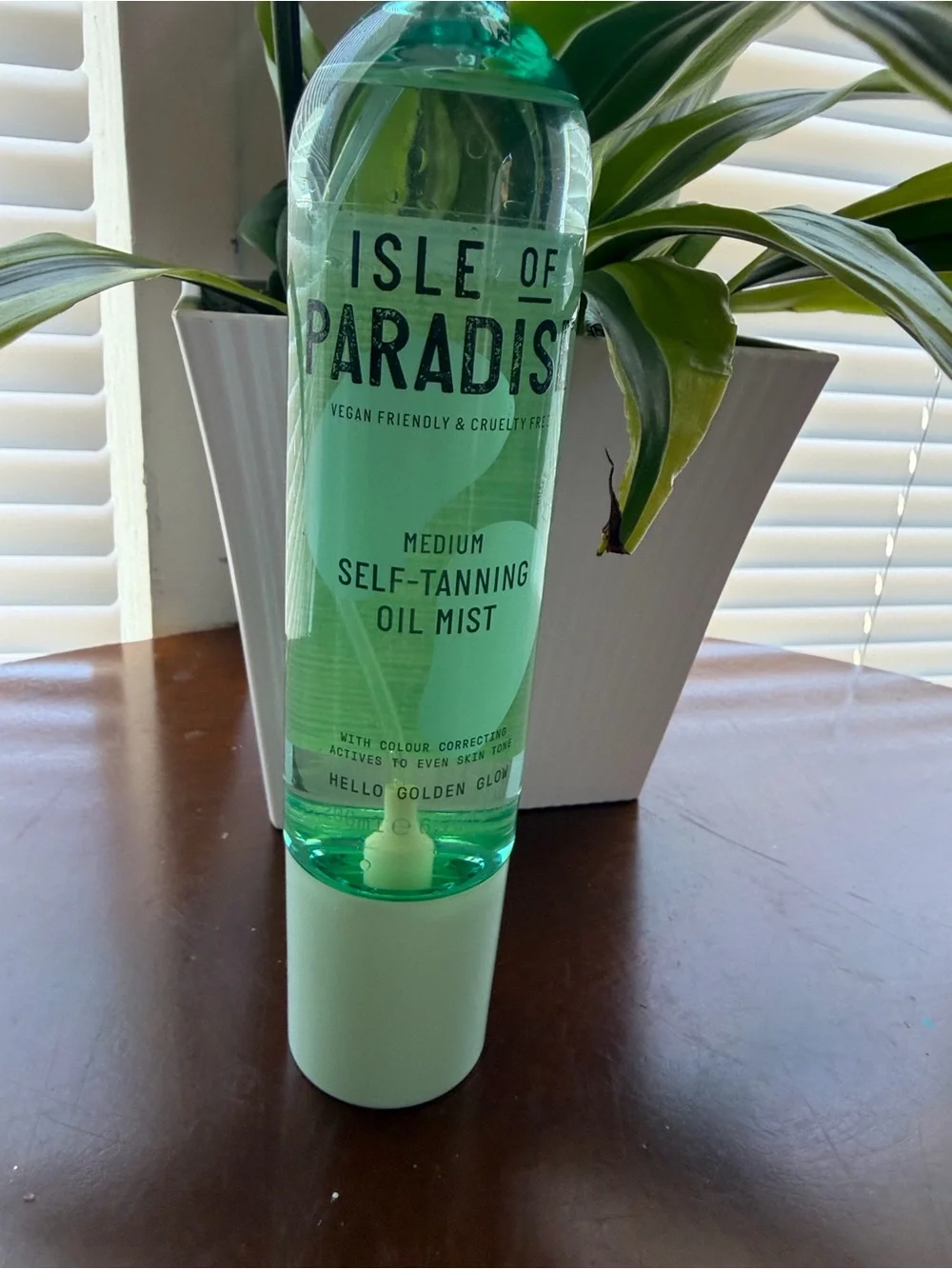 Isle of Paradise Medium Self-Tanning Oil Mist - Mint Green